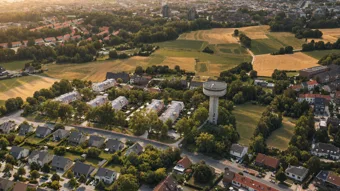 Luchtbeeld van Vilvoorde bij avondlicht